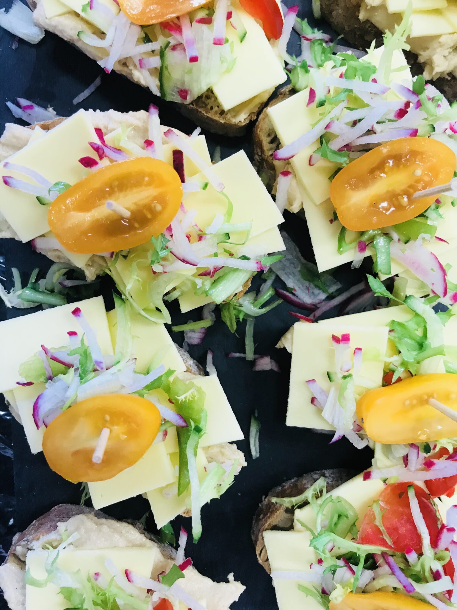 Herzhafte Käsehäppchen mit Gemüse und Salatmischung.